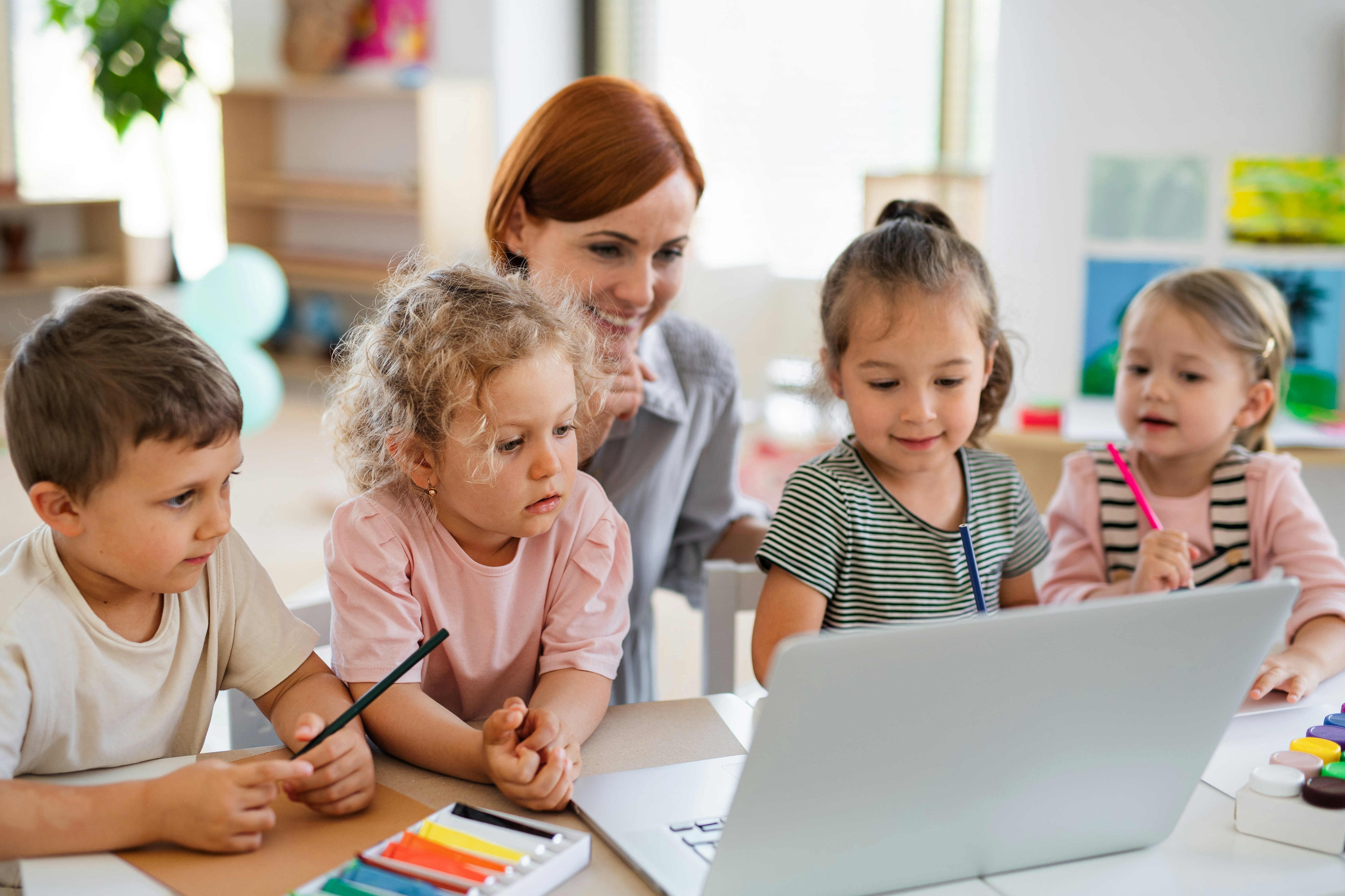 teacher-with-children-laptop