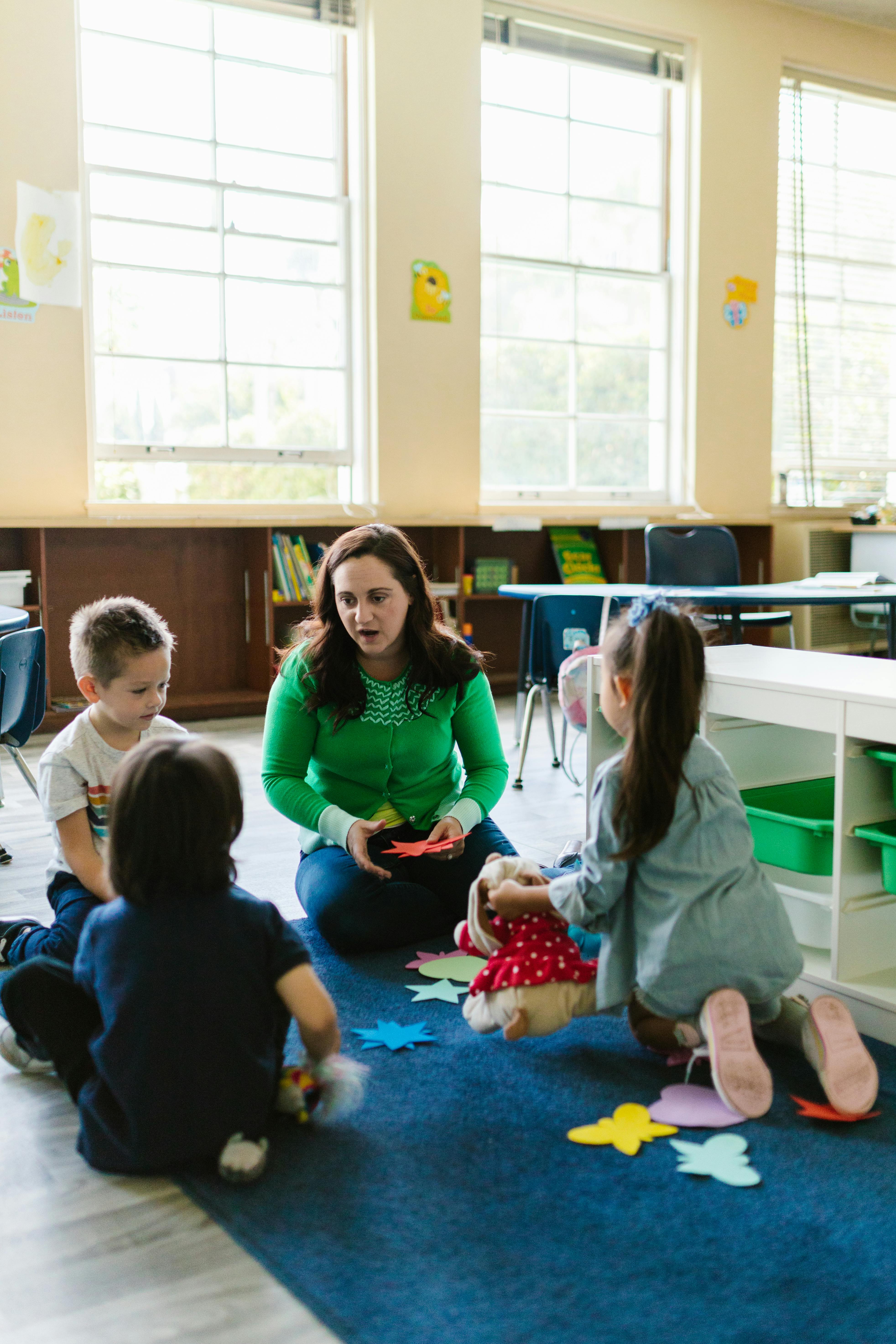 teacher-with-students